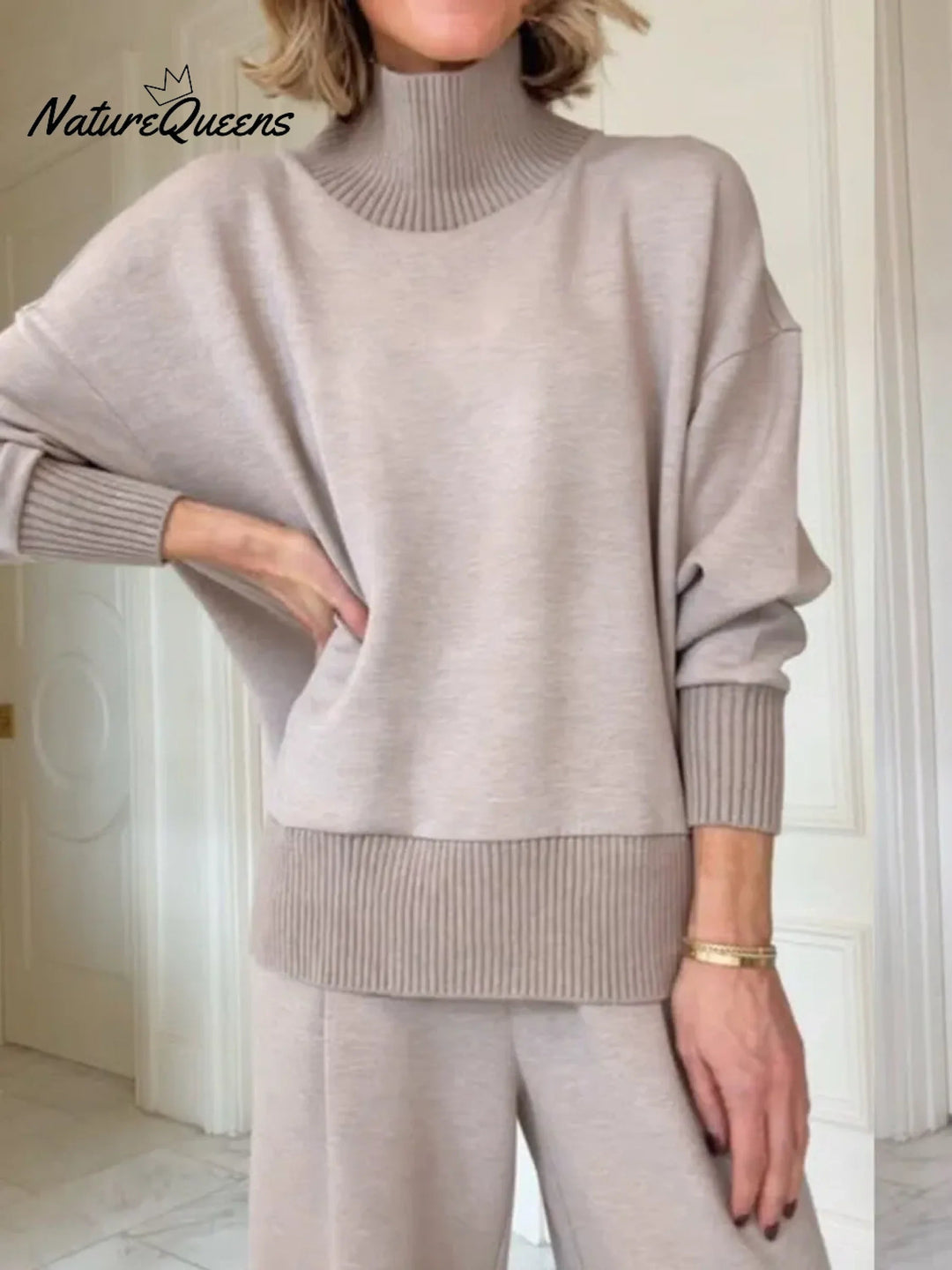 Complete two-piece set with stand-up collar and side zipper, with straight pants