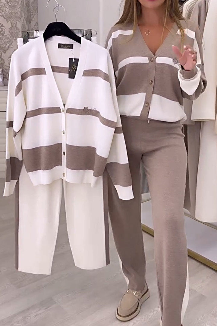 Trendy, two-piece knitted sweater set in a contrasting color