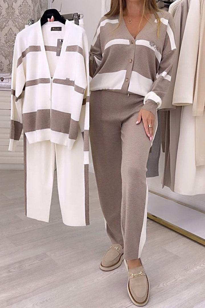 Trendy, two-piece knitted sweater set in a contrasting color