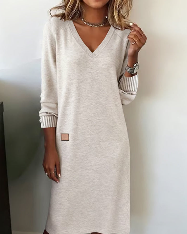 Elegante abito in maglia con scollo a V