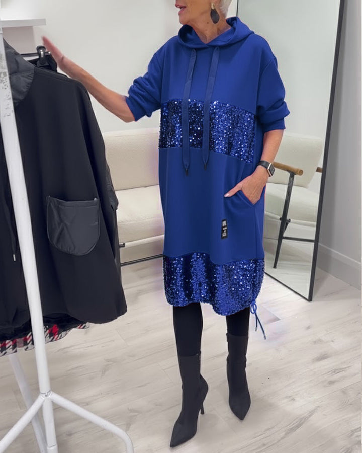 Benvenuti all'abito con cappuccio e patchwork di tendenza