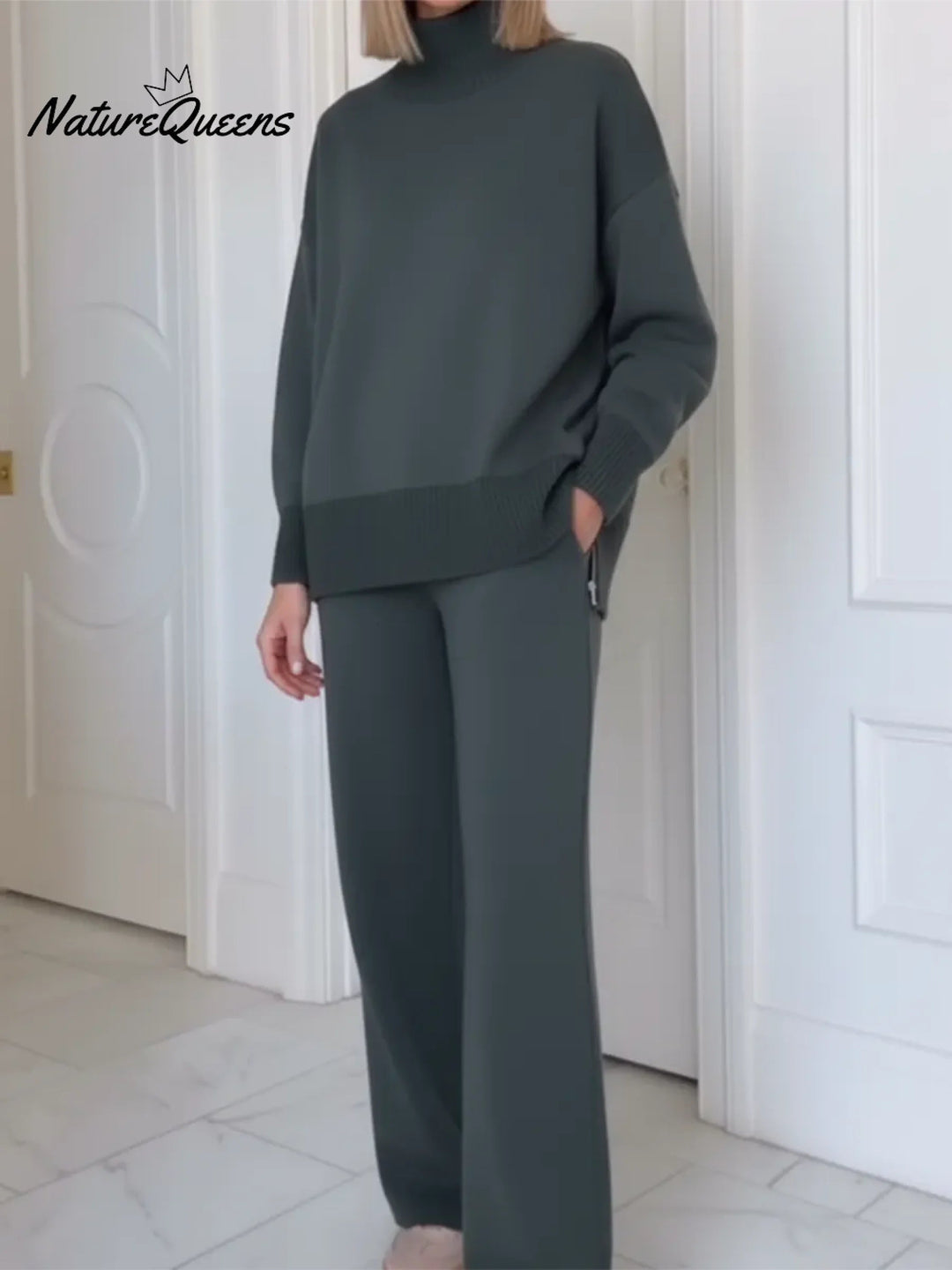 Complete two-piece set with stand-up collar and side zipper, with straight pants