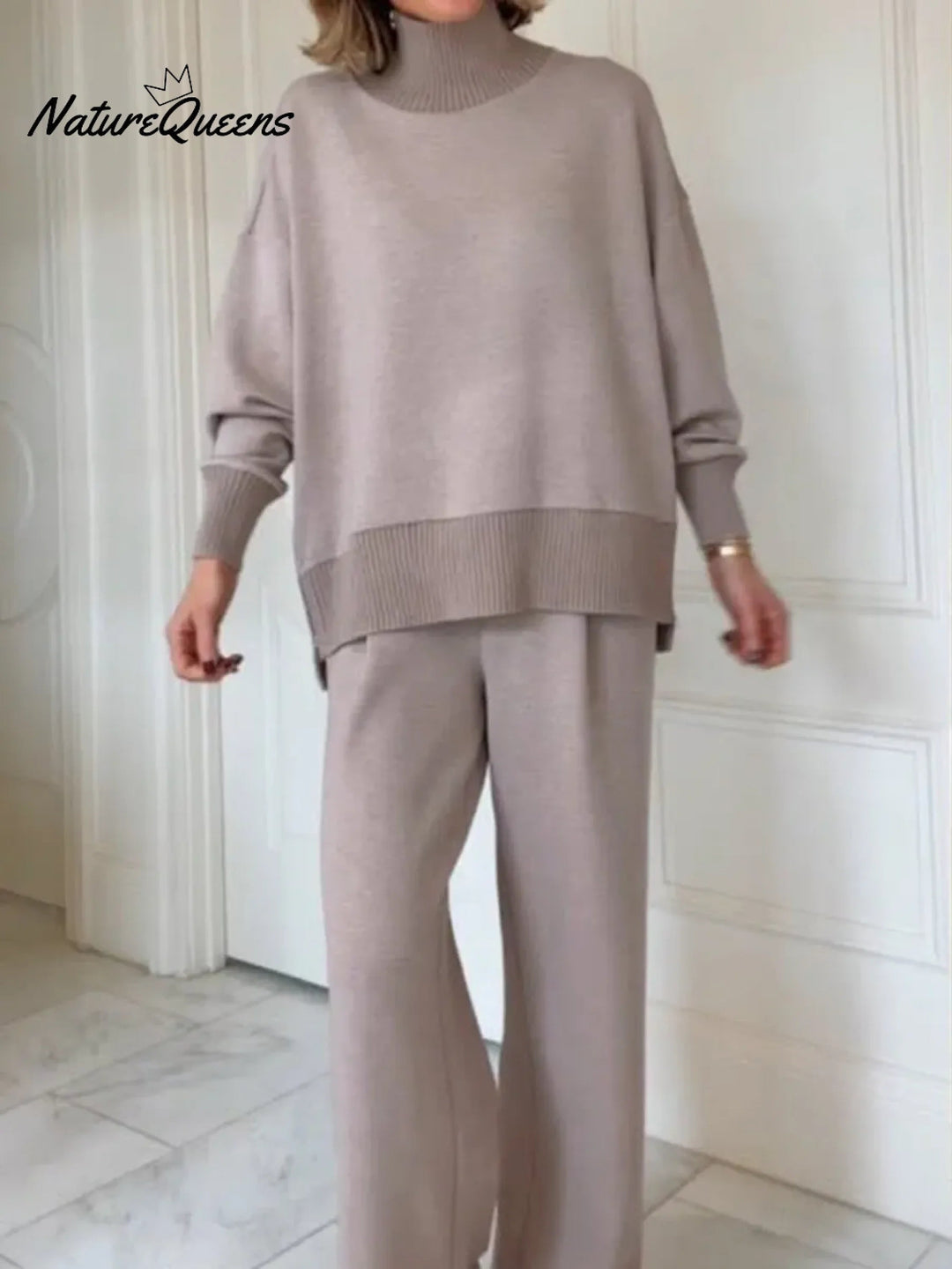 Complete two-piece set with stand-up collar and side zipper, with straight pants